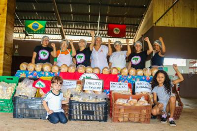 Mulheres de acampamentos e assentamentos do MST partilharam 160 cestas de alimentos